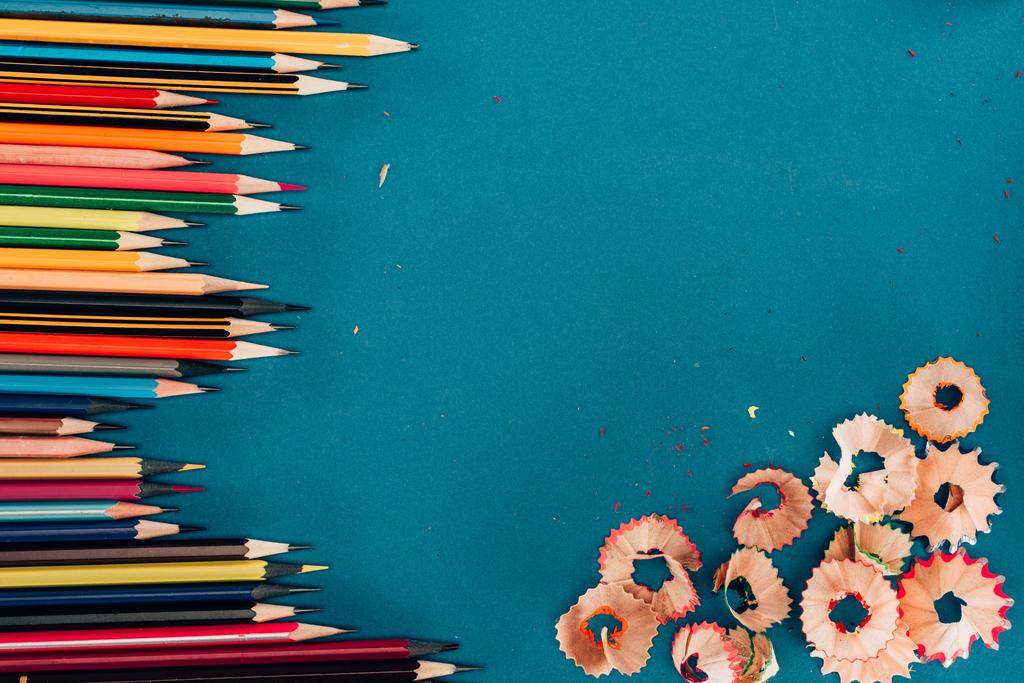 Felülnézet összetételének színes ceruzák és dugványok elszigetelt kék háttér - Fotó, kép