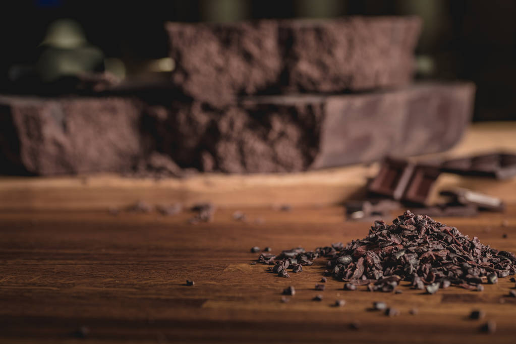 Édes borsó és csokoládé fa felületre elrendezése. - Fotó, kép