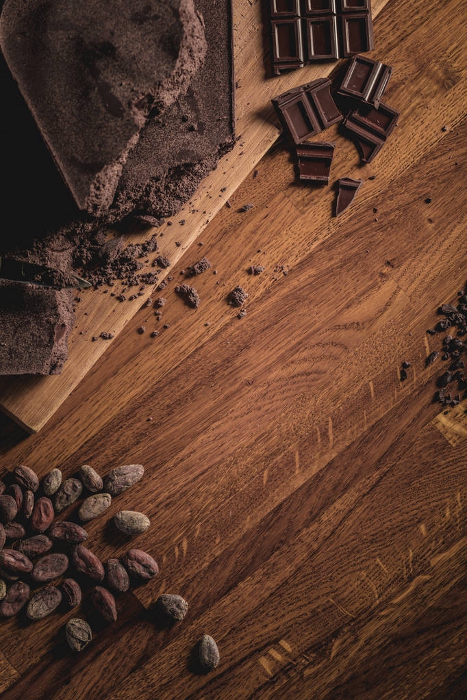 Arrangement Sweet Table Top View des fèves de cacao, des pointes et des barres de chocolat sur la surface en bois
. - Photo, image