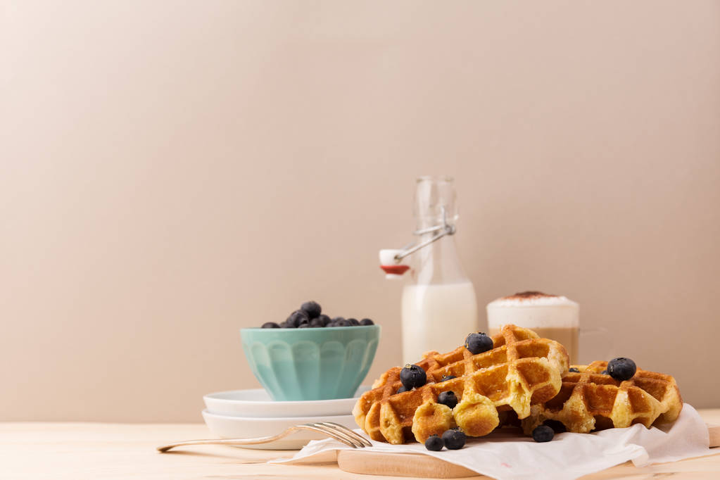 Pequeno-almoço saboroso com waffles
 - Foto, Imagem