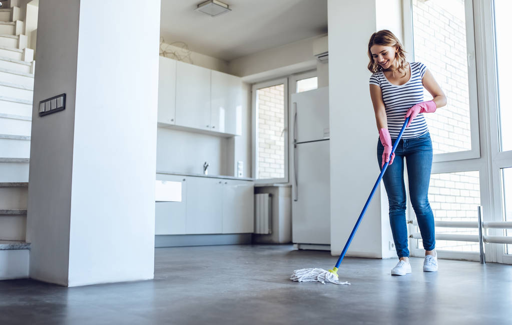 Fiatal nőt is csinál otthon takarítás - Fotó, kép