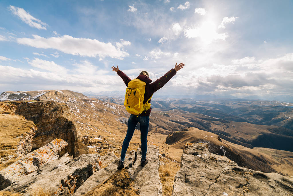 sportowe dziewczyna podróżuje przez góry Kaukazu, cieszy się czystym powietrzem, ręce są podnoszone do góry - Zdjęcie, obraz