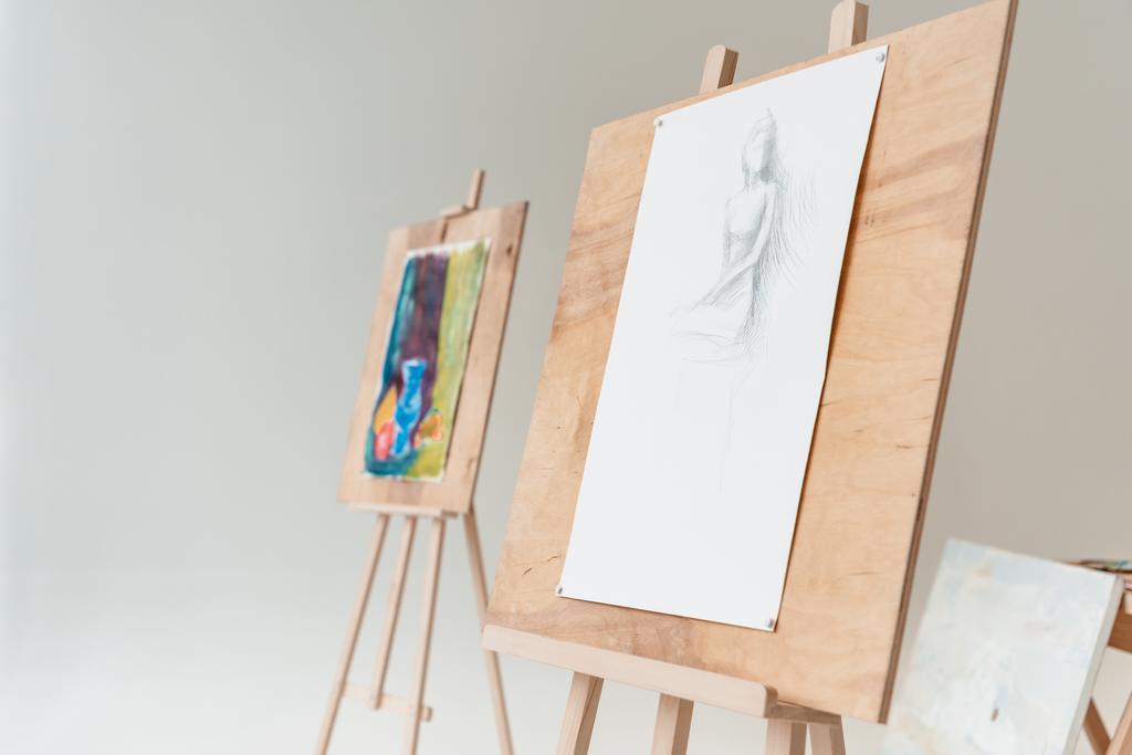 cavalletti con dipinti artistici in studio d'arte vuoto su grigio
 - Foto, immagini