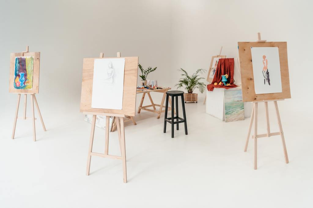 chevalets avec peintures dans un atelier d'art vide
 - Photo, image