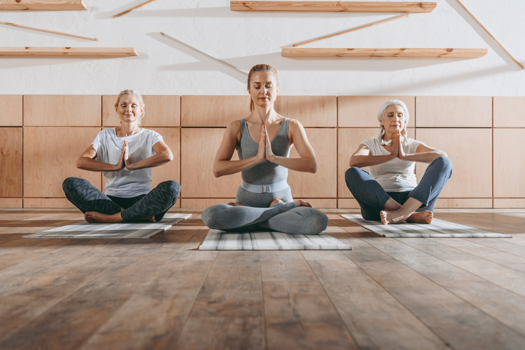 ryhmä naisia meditointi lootus jooga aiheuttaa namaste mudra
 - Valokuva, kuva