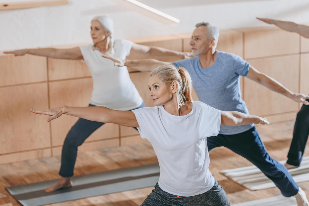 treinamento de instrutor feminino com pessoas idosas em estúdio de fitness
 - Foto, Imagem