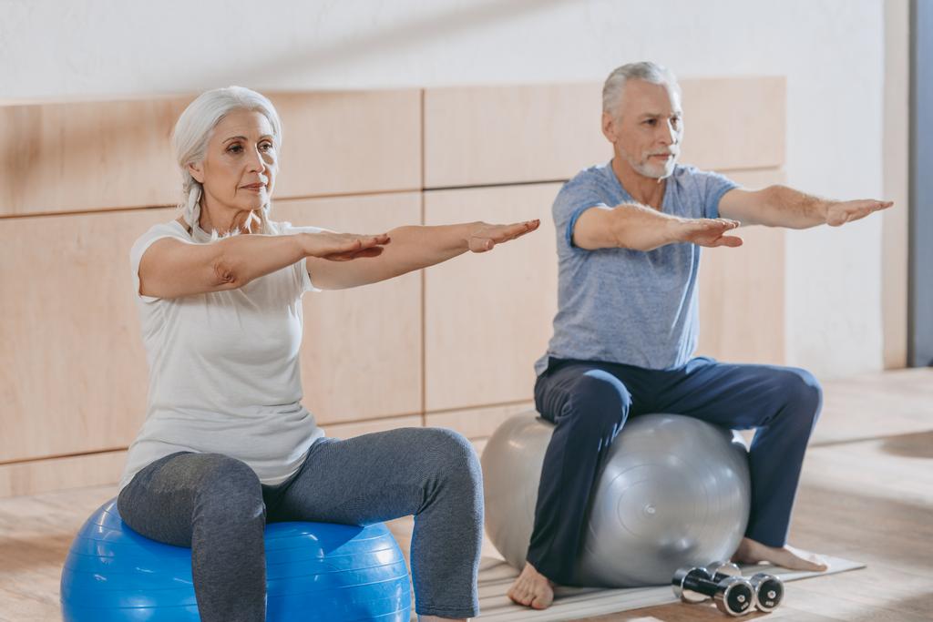 pessoas idosas que se exercitam na bola de fitness na aula de treinamento
 - Foto, Imagem