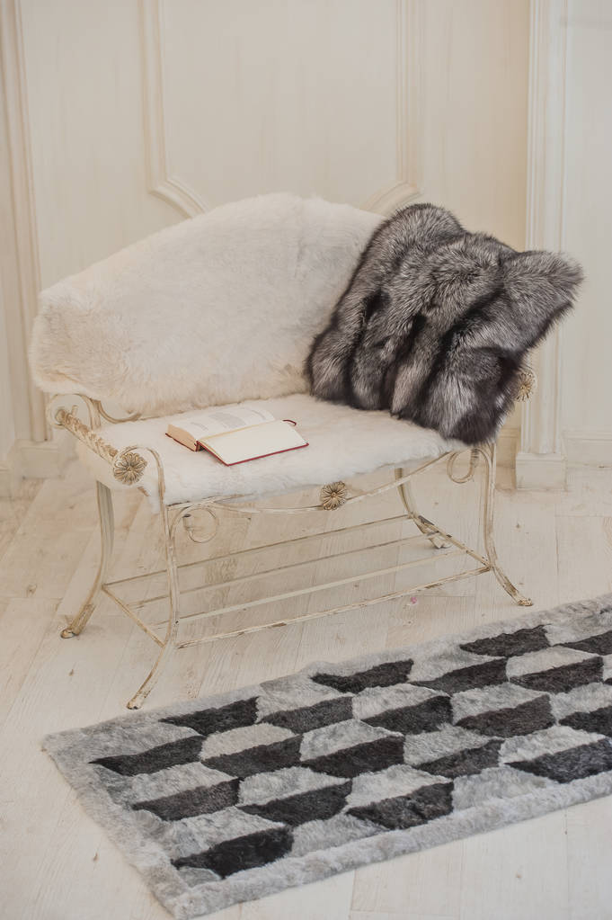 koberec z kožešiny v interiéru domu - Fotografie, Obrázek
