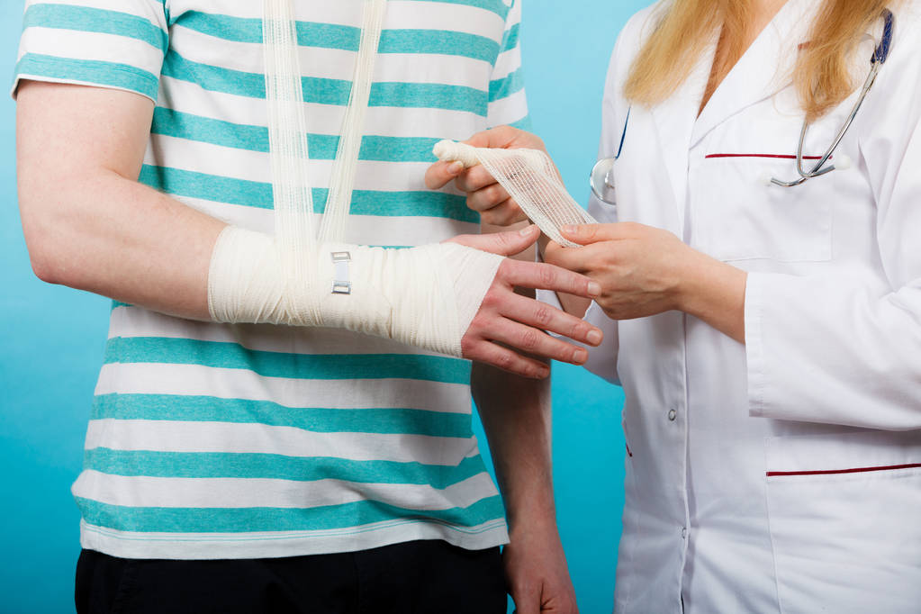 Man with broken hand visit doctor. - Photo, Image