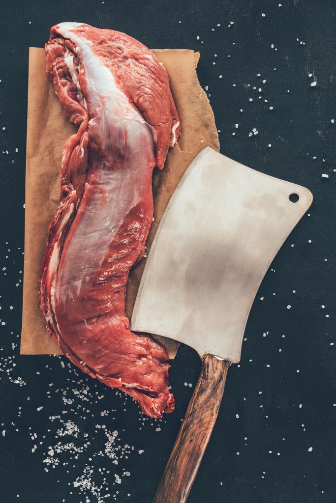 vista superior de la carne de cerdo cruda con cuchilla en tablero de madera
 - Foto, Imagen