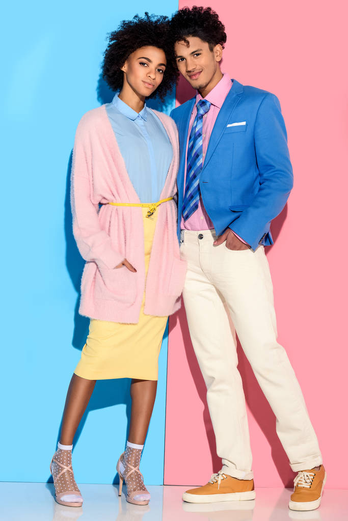 少女と男がピンクと青の背景に抱いて笑顔若いアフリカ amercian  - 写真・画像