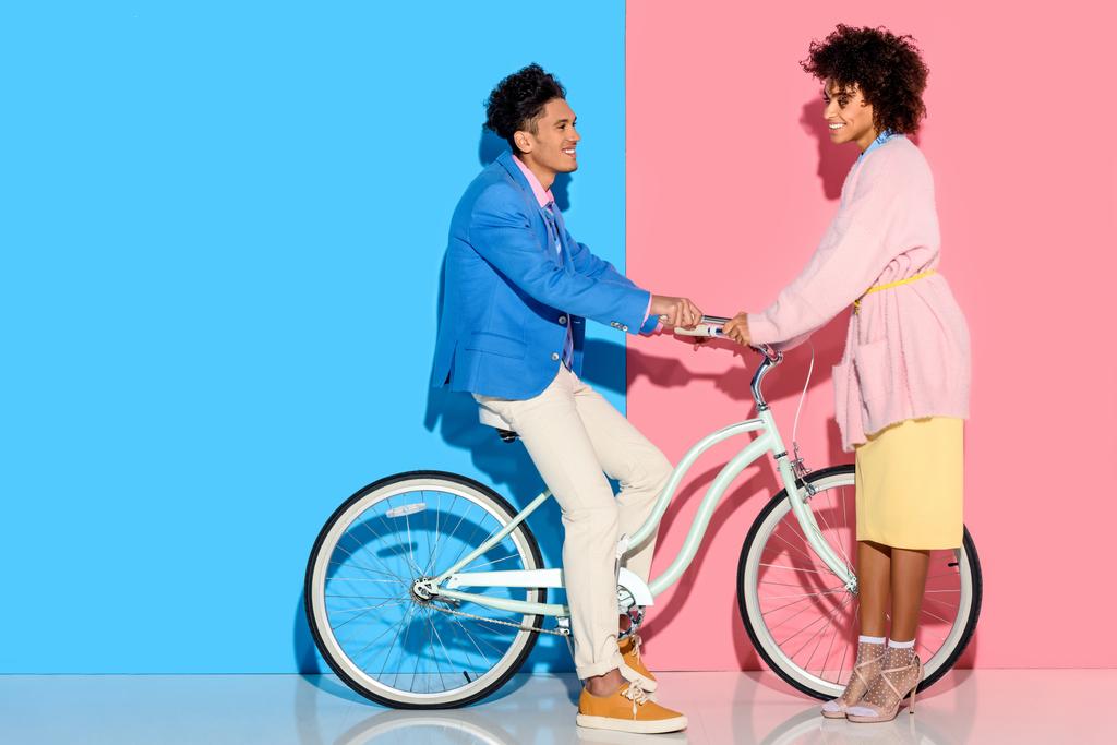 bella giovane coppia che si abbraccia su sfondo rosa e blu
   - Foto, immagini