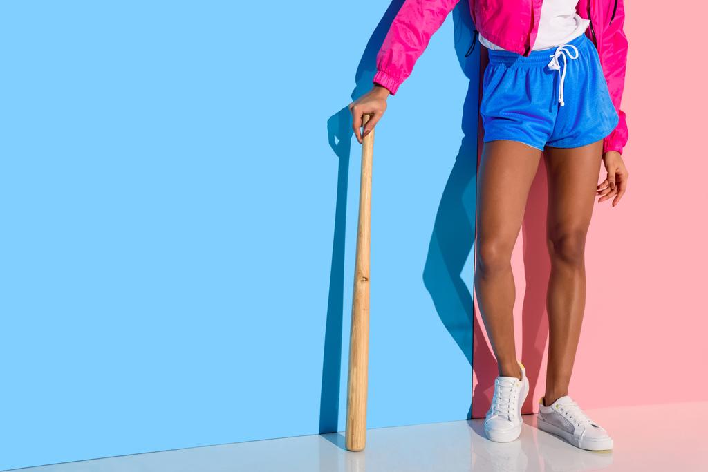 Nuori tyttö valoisissa vaatteissa baseball bat
 - Valokuva, kuva