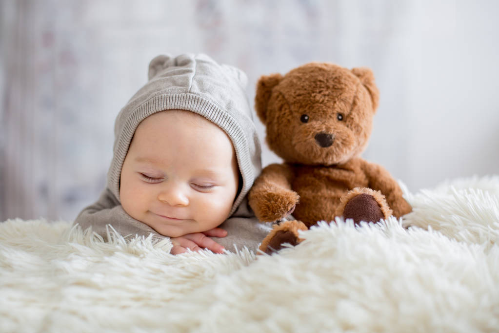 Dolce bambino in generale, dormire a letto con orsacchiotto
 - Foto, immagini