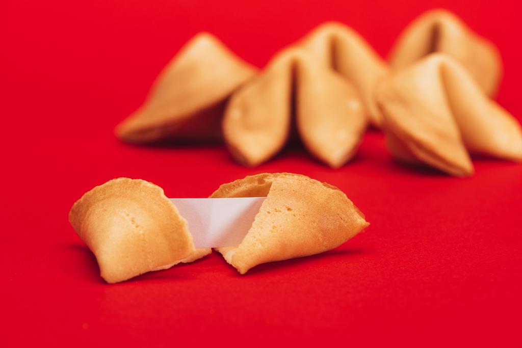biscotti tradizionali cinesi fortuna sulla superficie rossa, concetto di Capodanno cinese
 - Foto, immagini