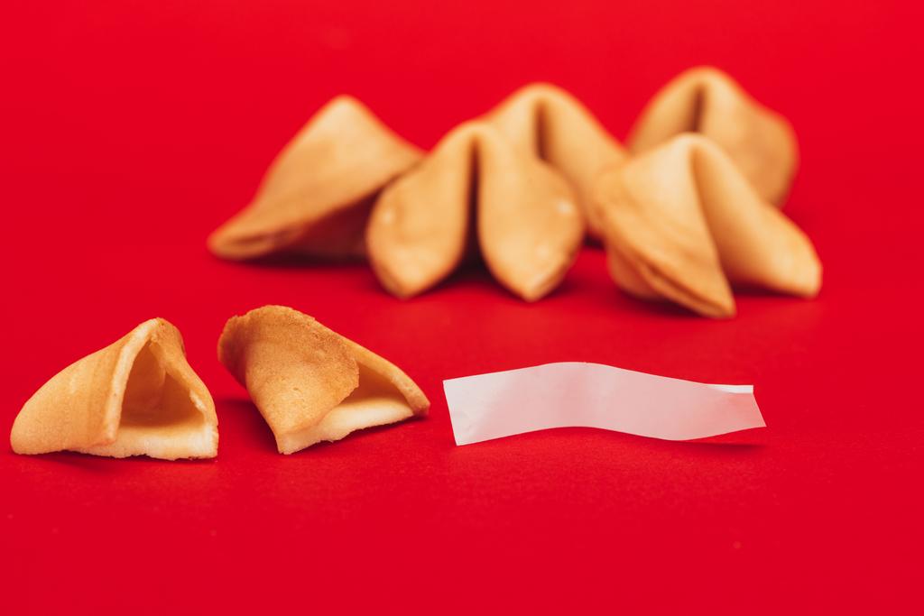 Tradycyjne chińskie ciasteczka fortunę na czerwony powierzchni, koncepcja chiński nowy rok - Zdjęcie, obraz