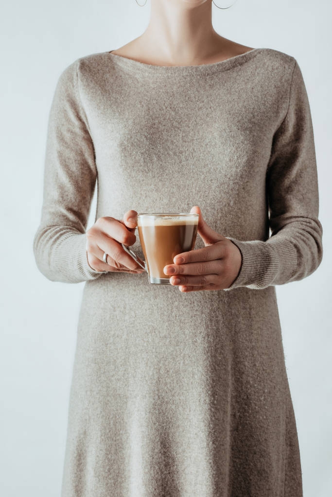 sección media de la mujer sosteniendo taza de vidrio con café aislado en blanco
 - Foto, imagen