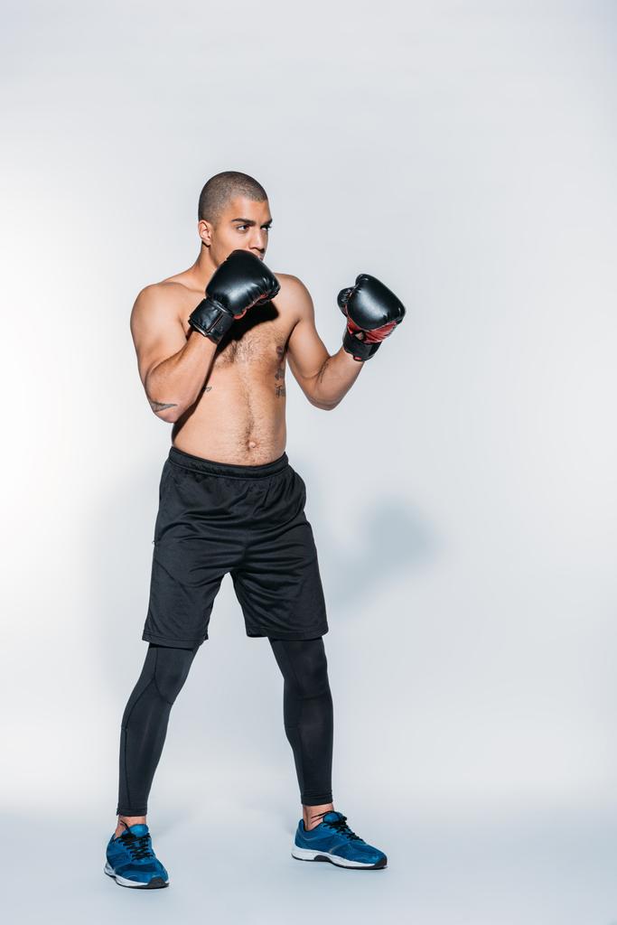 entrenamiento de boxeador afroamericano muscular en blanco
 - Foto, Imagen
