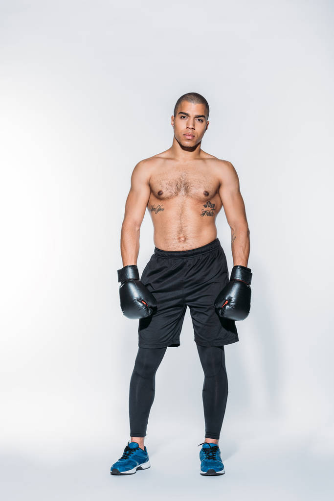 muscular afroamericano boxeador de pie y mirando a la cámara
 - Foto, Imagen