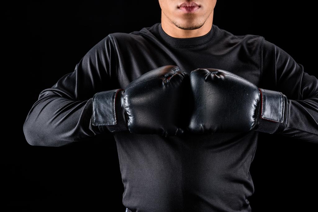 黒に分離された黒の手袋でアフリカ系アメリカ人のボクサーのクロップ撮影 - 写真・画像