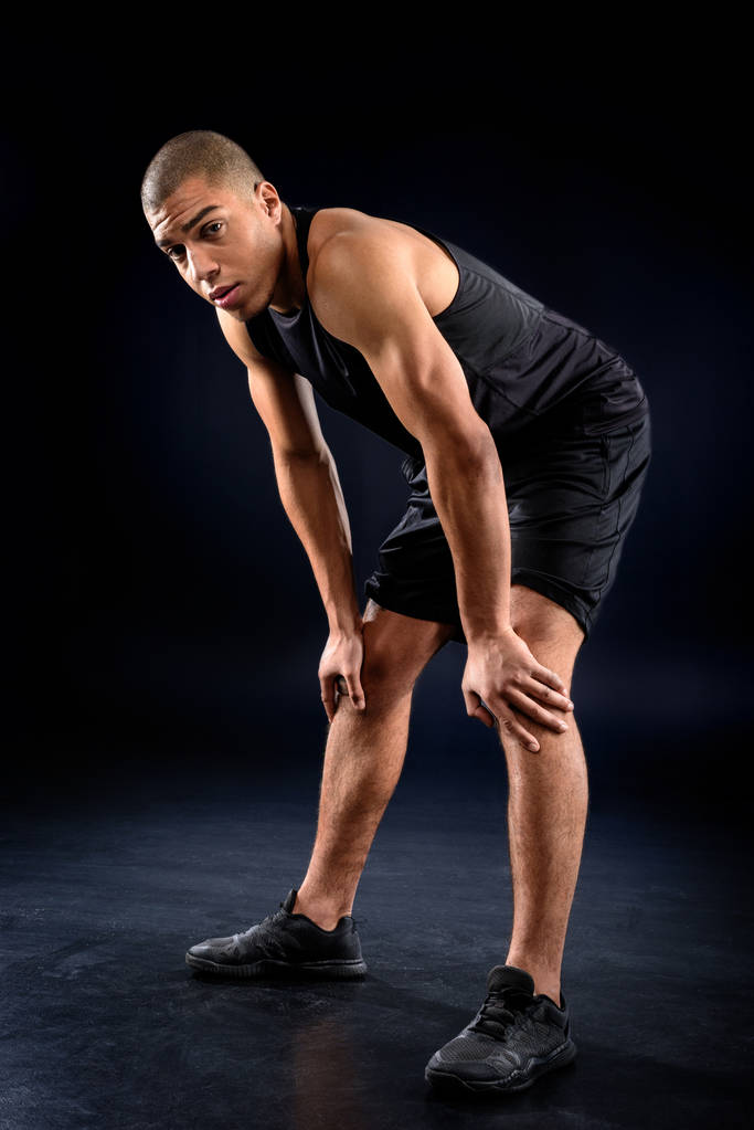 Afryki amerykański sportowiec wyczerpany po treningu na czarny - Zdjęcie, obraz