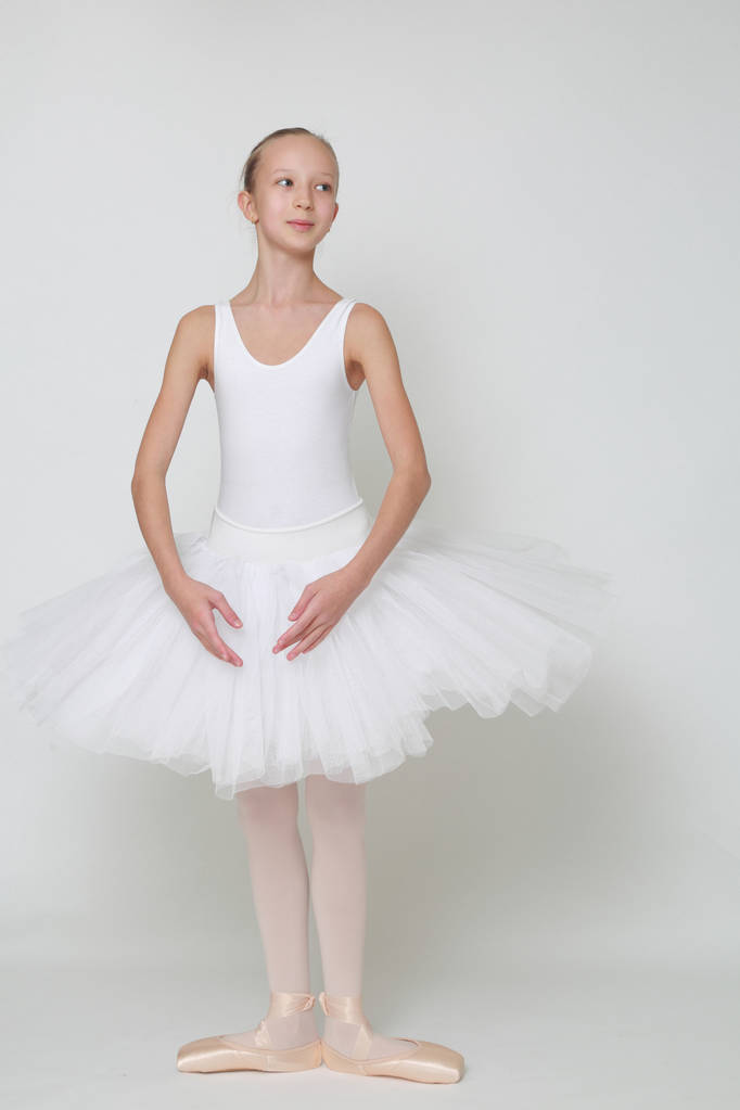 Krásná malá baletka ve studiu - Fotografie, Obrázek