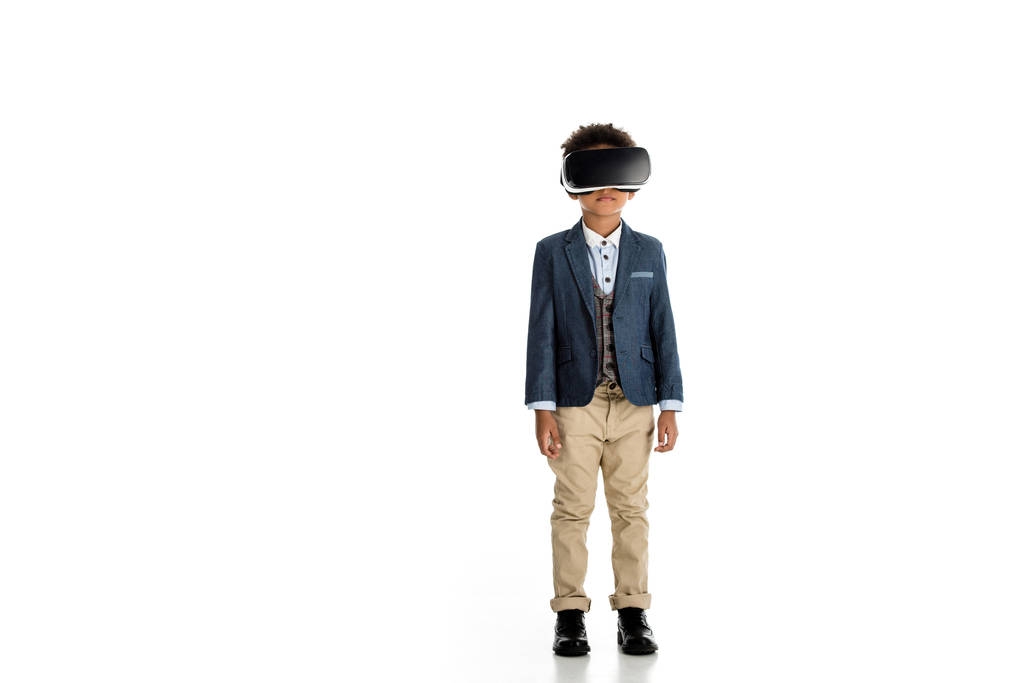 adorável criança afro-americana de pé com fone de ouvido realidade virtual em branco
 - Foto, Imagem