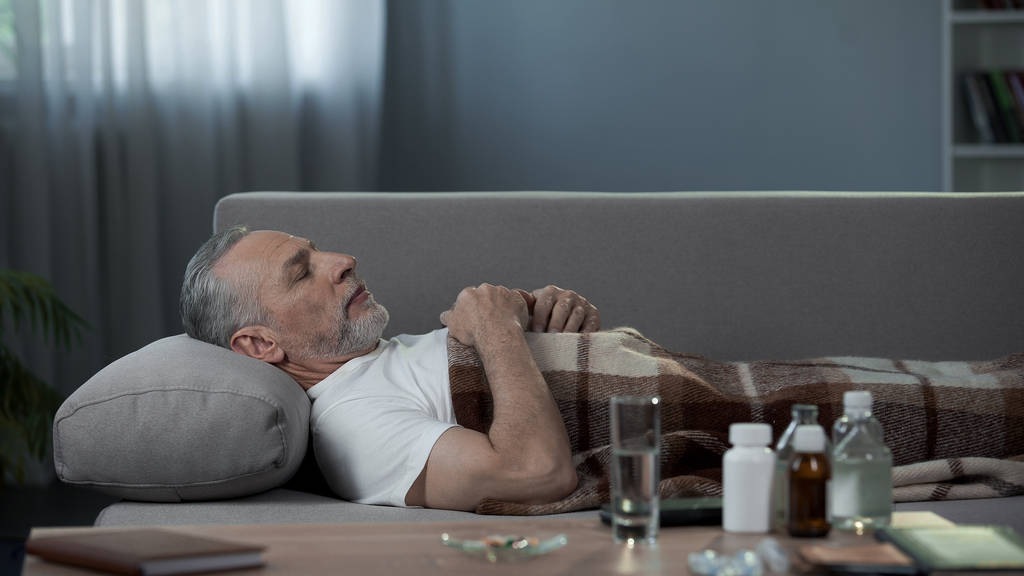 İlaç, hastalık ve sağlık aldıktan sonra yatakta uyuyan erkek emekli - Fotoğraf, Görsel