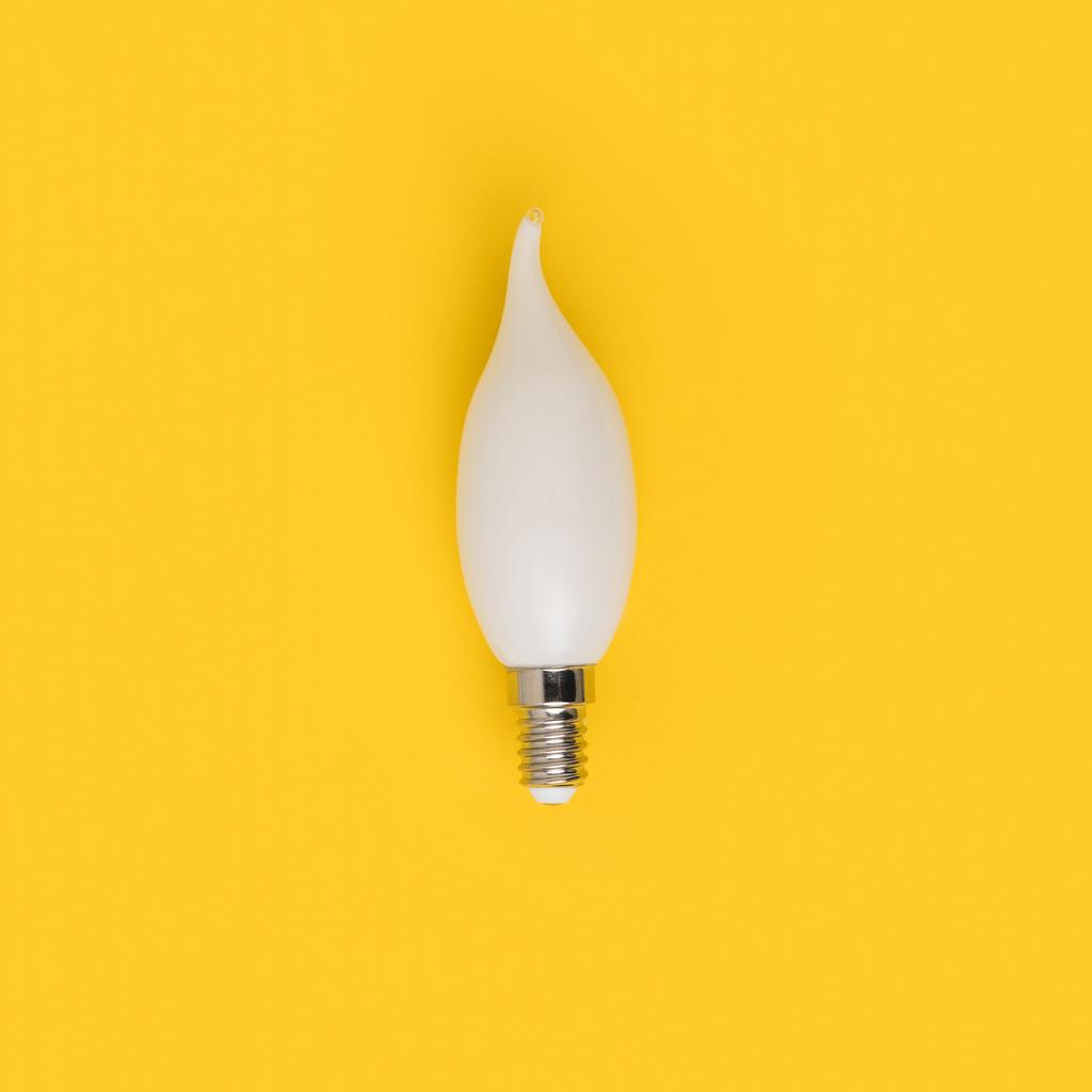 Nahaufnahme der weißen Glühbirne isoliert auf gelb - Foto, Bild