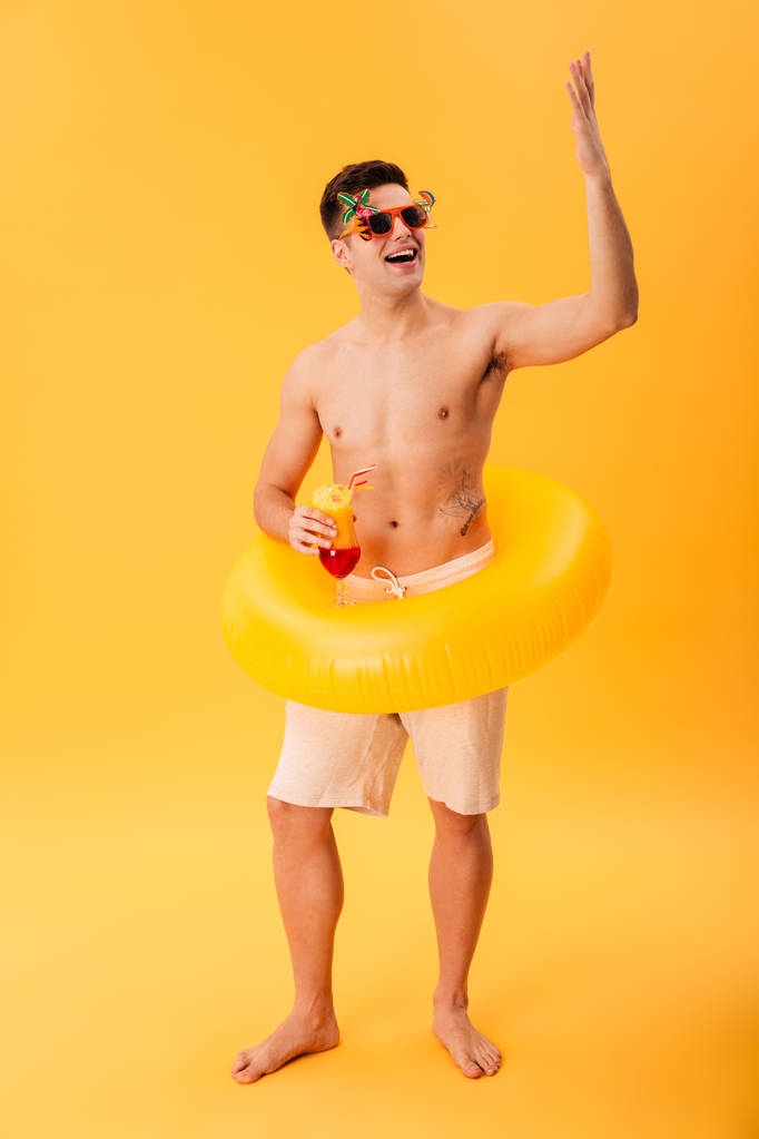 Εικόνα πλήρους μήκους του Happy γυμνός άνδρας στο σορτς, ασυνήθιστη γυαλιά ηλίου - Φωτογραφία, εικόνα