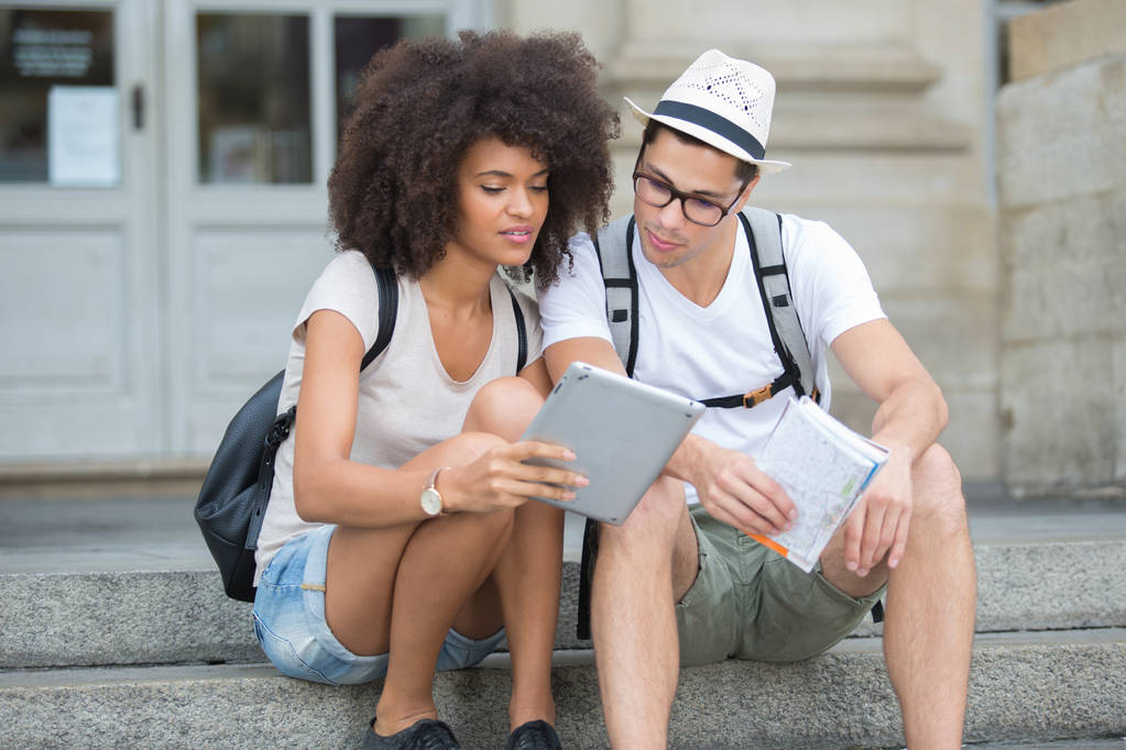 fiatal turista házaspár olvasó online városi kalauz túra előtt - Fotó, kép