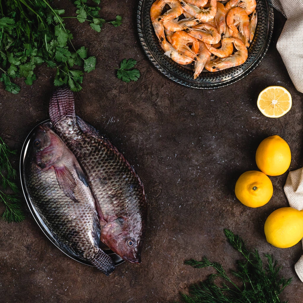 ylhäältä näkymä raaka kala, Katkarapu, yrttejä ja sitruunoita tumma pöytälevy
  - Valokuva, kuva