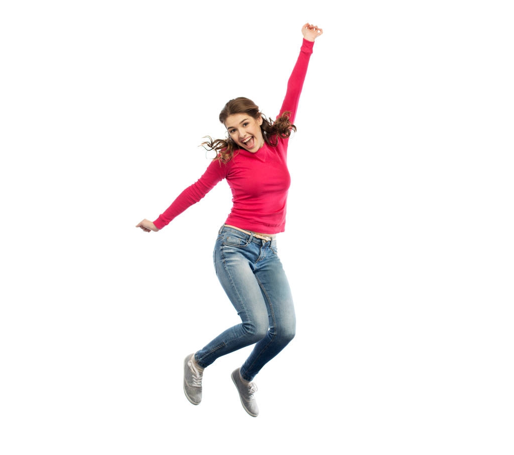 uśmiechnięta młoda kobieta skacząca w powietrzu - Zdjęcie, obraz