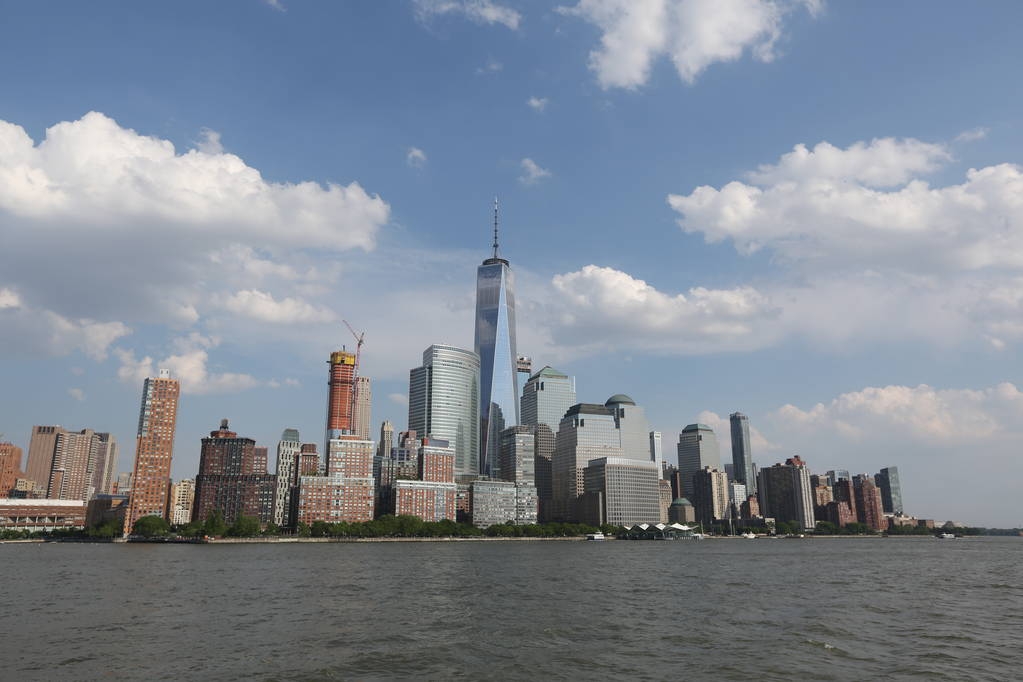 Blick auf New York City und blauen Himmel vom Fluss aus. amerika, new york city - 13. mai 2017 - Foto, Bild