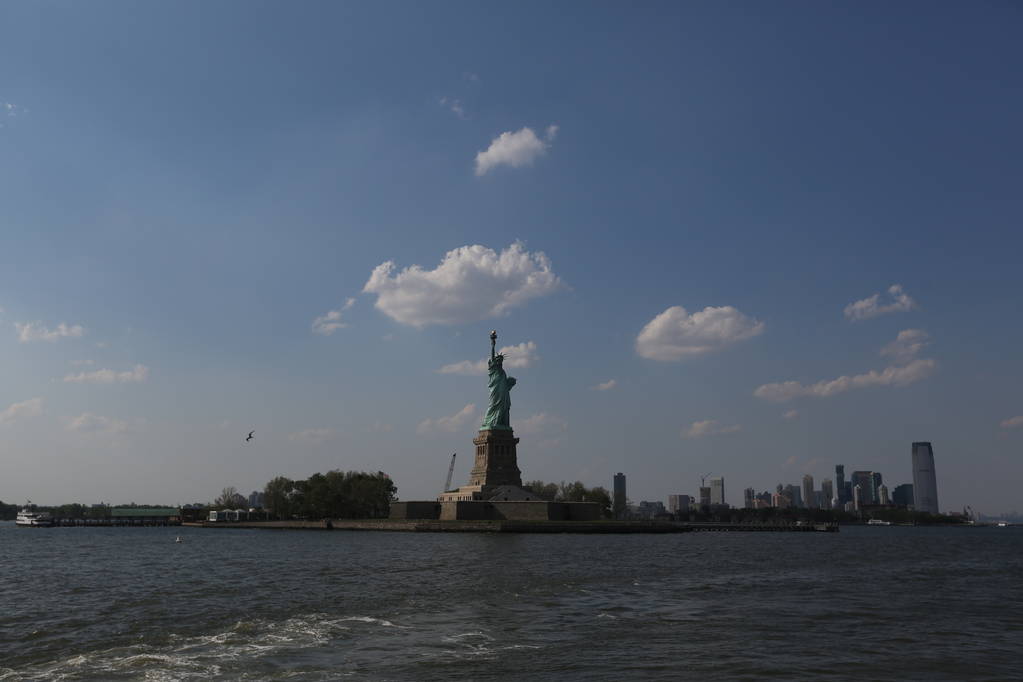 Szabadság-szobor a városkép háttér. Amerikában, New York City - 2017. május 13. - Fotó, kép