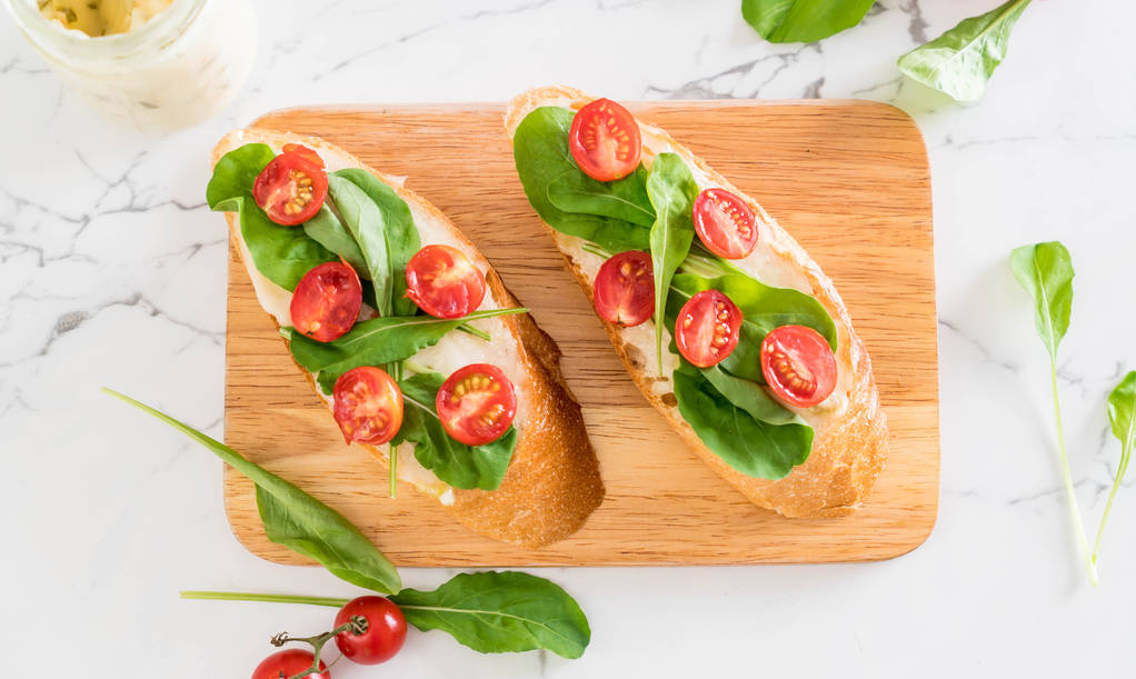 Brot mit Rucola und Tomaten  - Foto, Bild