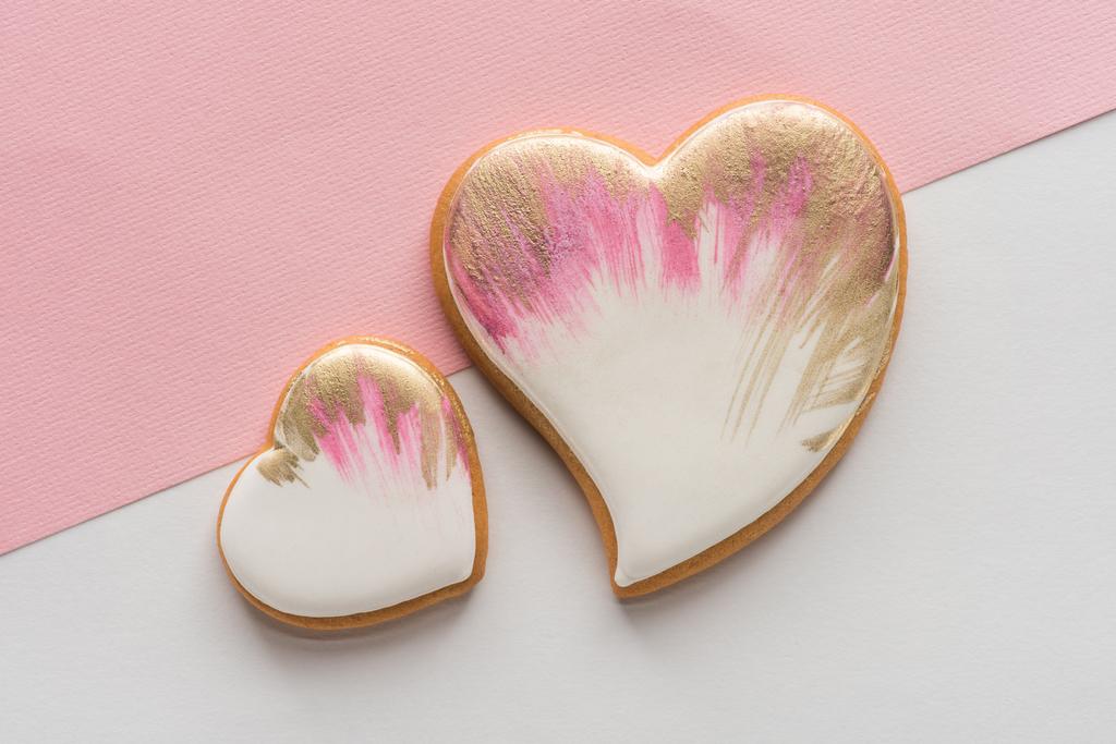vista superior de las galletas vidriadas en forma de corazón aisladas en la superficie rosa
 - Foto, Imagen