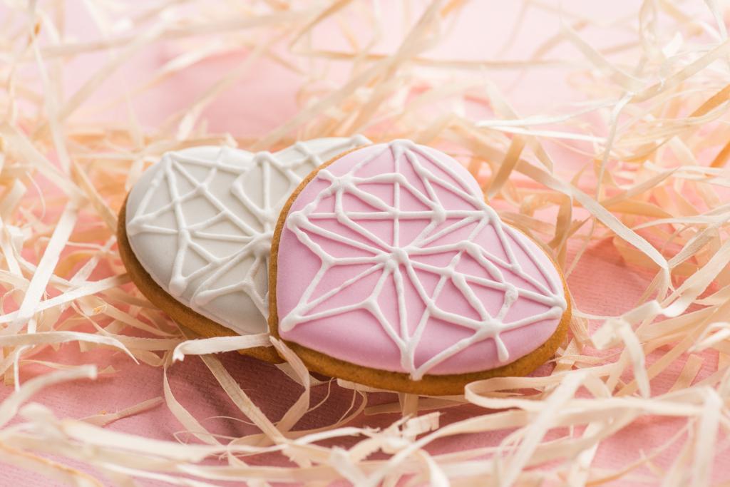 vista da vicino di biscotti a forma di cuore dolce e paglia decorativa su rosa, concetto di vacanza st valentines
 - Foto, immagini