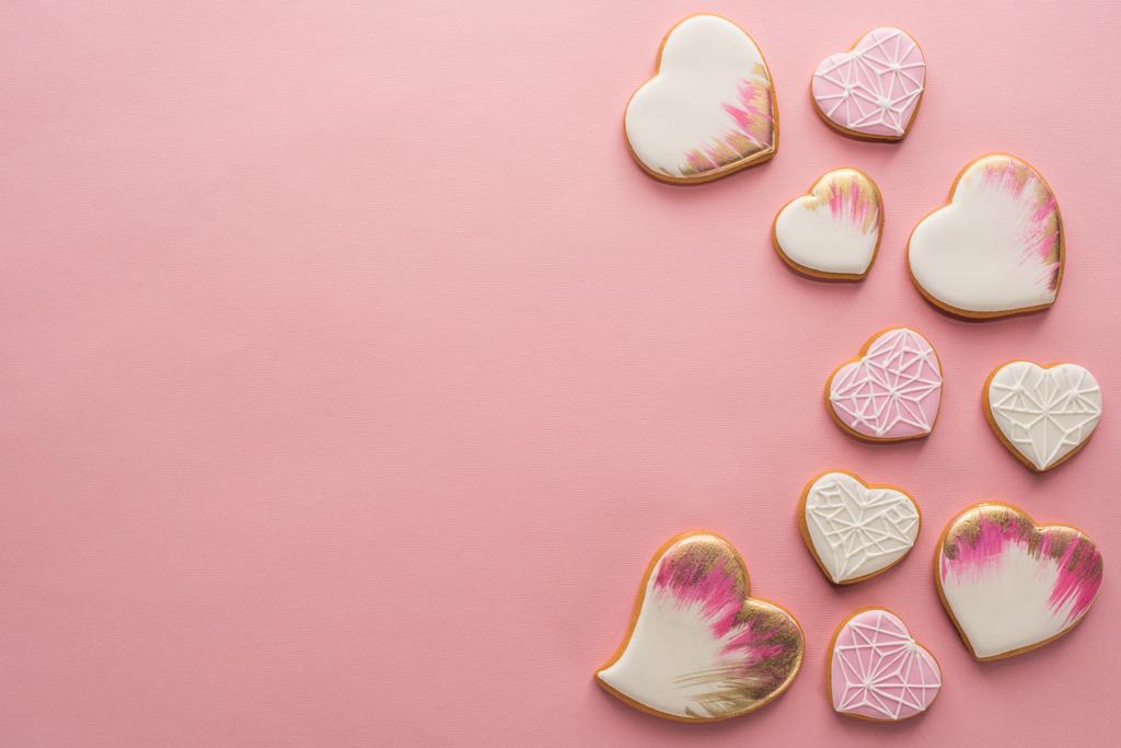 επίπεδη lay με ρύθμιση των cookies τζάμια σε σχήμα καρδιάς που απομονώνονται σε ροζ επιφάνεια - Φωτογραφία, εικόνα