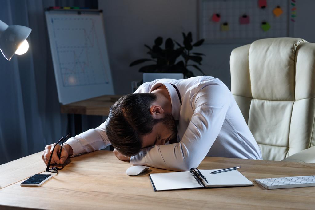 unavený podnikatel spí na pracovní stůl - Fotografie, Obrázek