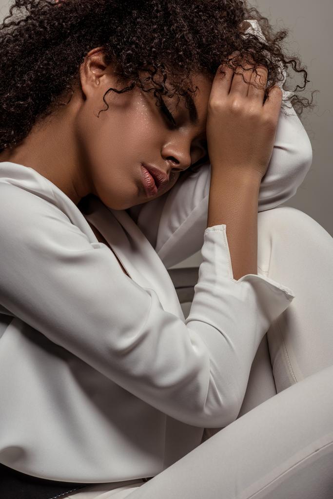 Giovane donna afroamericana sensuale in camicia bianca sognando isolato su sfondo grigio
 - Foto, immagini