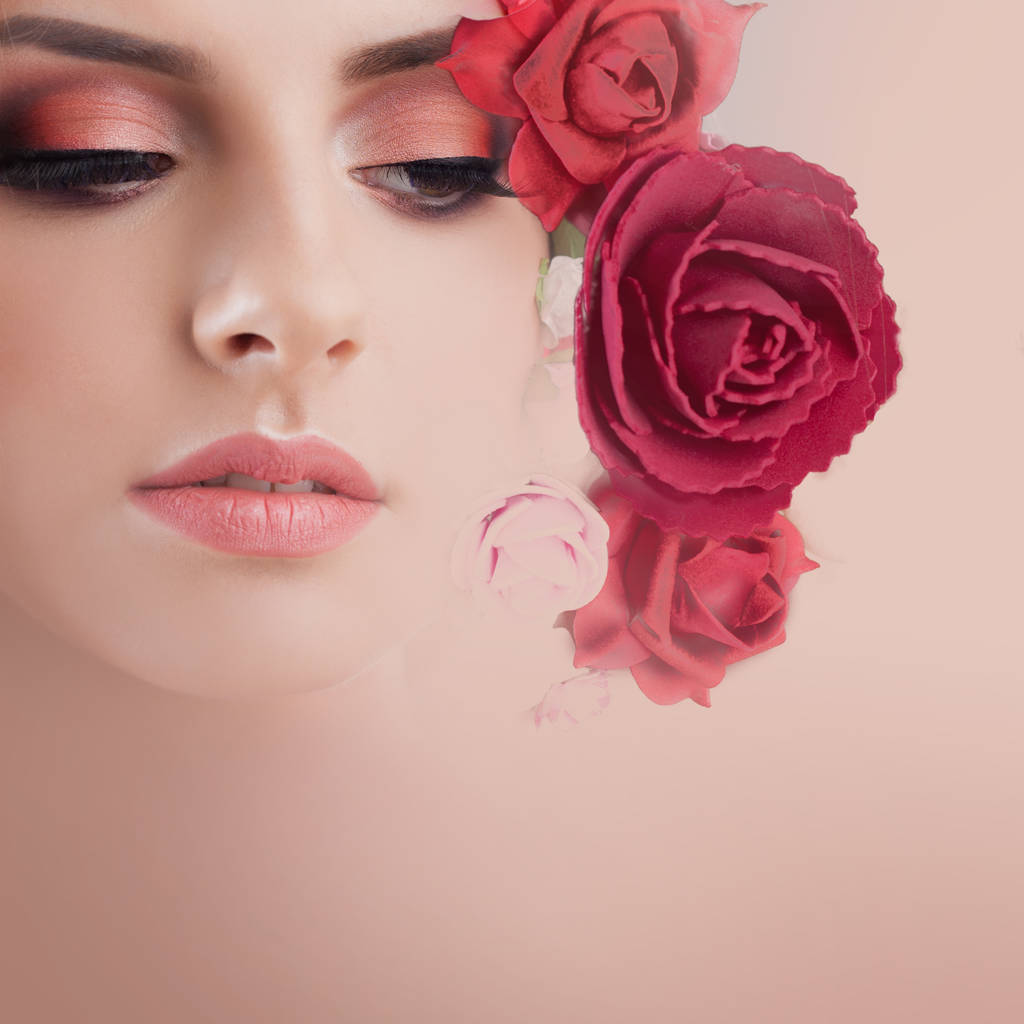 Krásná mladá dívka s květy nášivka na obličej. - Fotografie, Obrázek