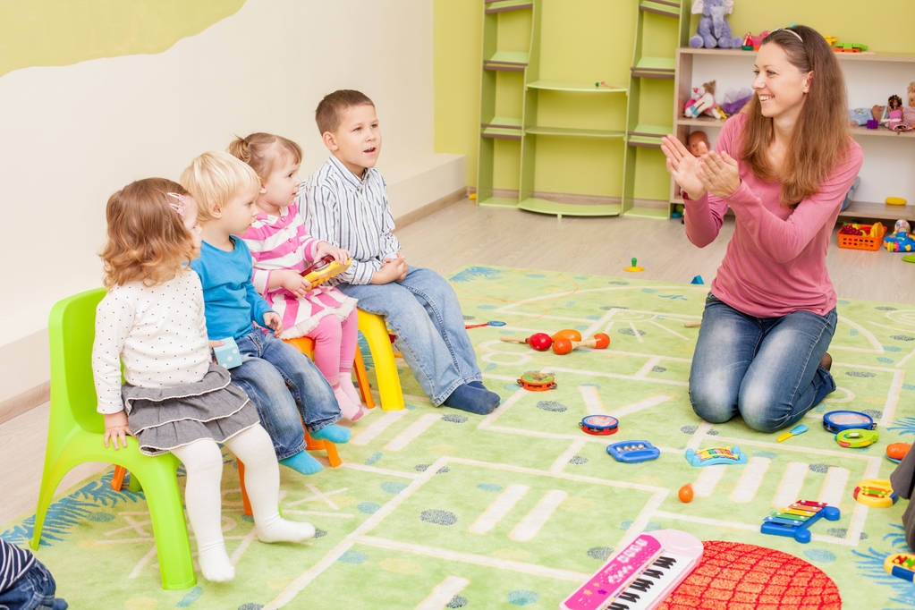 Juegos en el jardín de infancia
 - Foto, Imagen