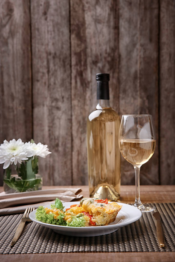 Teller mit leckeren gebackenen Rosenkohl mit Käse auf dem Tisch - Foto, Bild