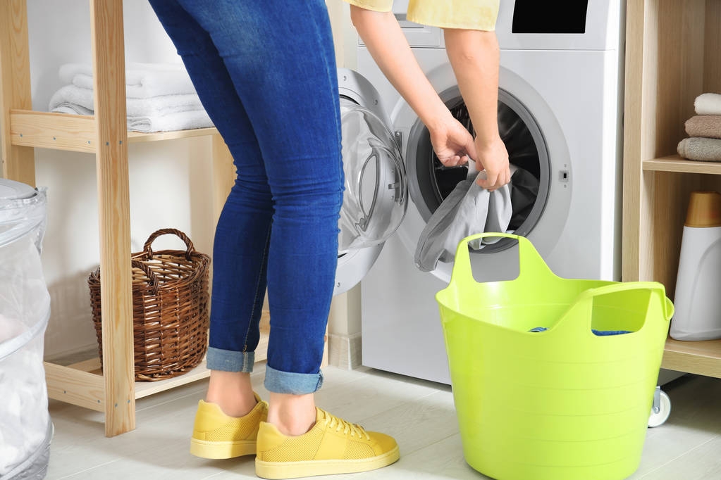 Frau wäscht zu Hause - Foto, Bild
