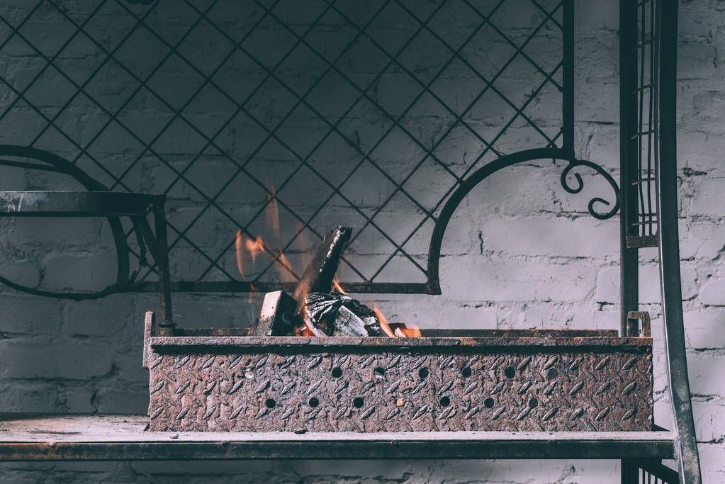 σχάρα με φωτιά, φλόγες και κάρβουνα σε εσωτερικούς χώρους - Φωτογραφία, εικόνα
