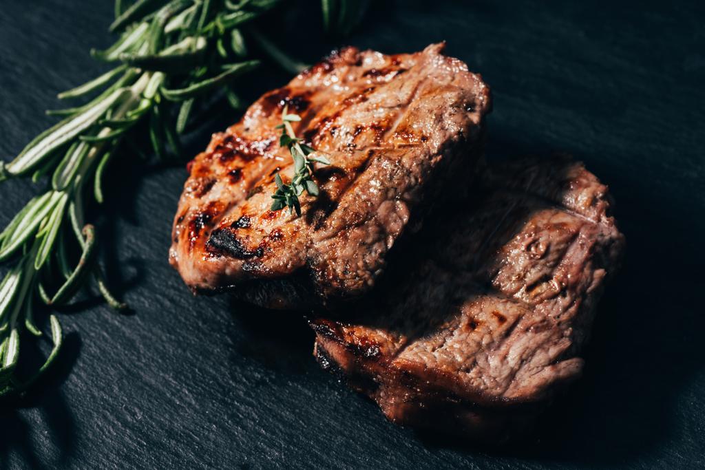 lezzetli ızgara biftek biberiye ile siyah görmek  - Fotoğraf, Görsel