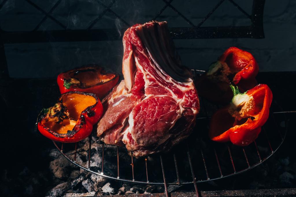 Detailní pohled syrového masa s žebry a papriky Příprava na grilu - Fotografie, Obrázek