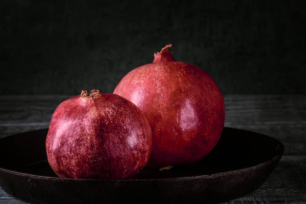 Granaatappel fruit graan rode stilleven landelijke rustieke stijl minimalisme lage sleutel - Foto, afbeelding