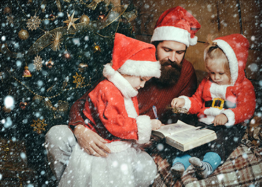 karácsonyi családi szakállas apa és a gyerekek santa kalap - Fotó, kép